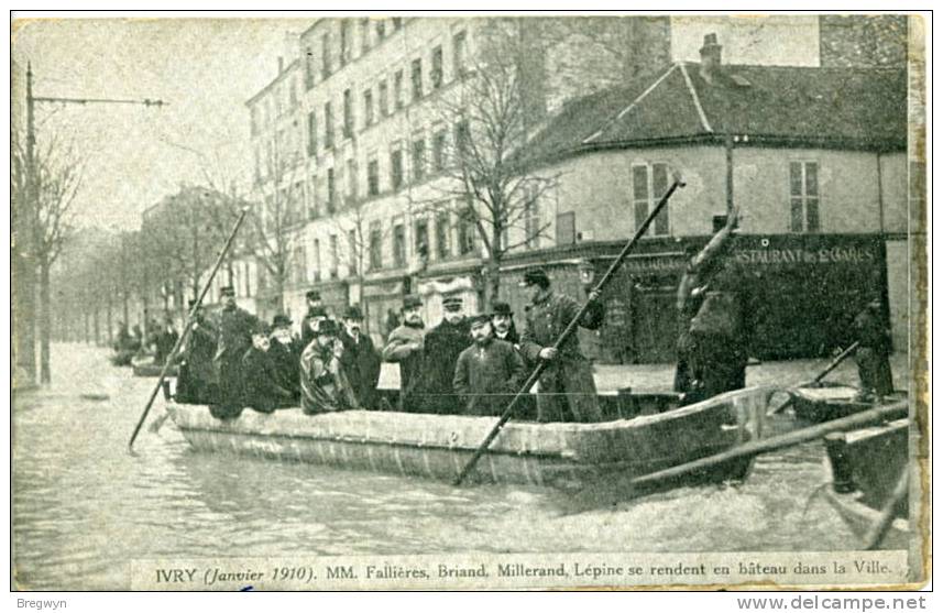 CPA Ivry - Inondation 1910 - MM. Fallières, Briand, Millerand, Lépine Se Rendent En Bateau Dans La Ville - Rare ! - Ivry Sur Seine