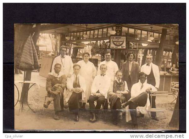 XX *** A LOCALISER *** Carte Photo, Café, Bar Buffet, Au Croissant D'Or, Personnel, Madagascar ?, Masque Africain, 193? - Cafés