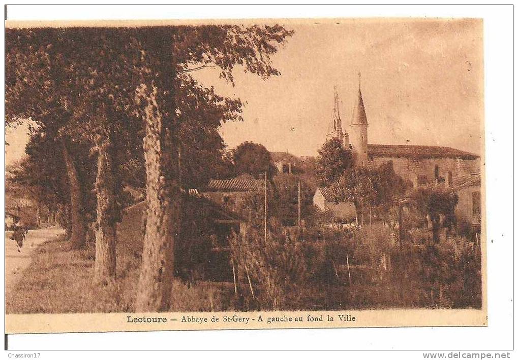 32 - LECTOURE  -  Abbaye De St-Géry - A Gauche Au Fond La Ville  - Animée - Lectoure
