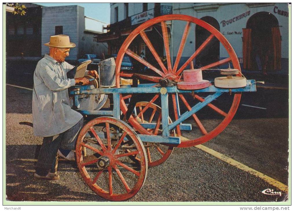 GIRONDE.LESPARRE MEDOC.LE REMOULEUR EVARISTE EN ACTION   ..MODERNE - Lesparre Medoc