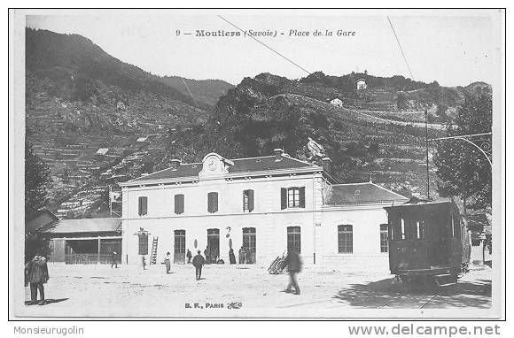 73 )) MOUTIERS , Place De La Gare, BF 9, Vue Extérieure Avec Tramway - Moutiers