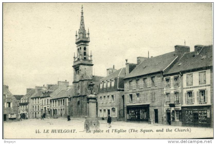 29 - CPA Le Huelgoat - La Place Et L'Eglise - Huelgoat