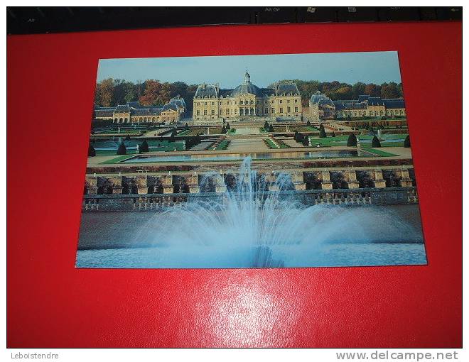 CPM (77-SEINE ET MARNE)-CHATEAU DE VAUX-LE-VICOMTE-51-FACADE SUD DEPUIS LE BASSIN DE LA GERBE-CARTE EN TRES BON ETAT. - Vaux Le Vicomte