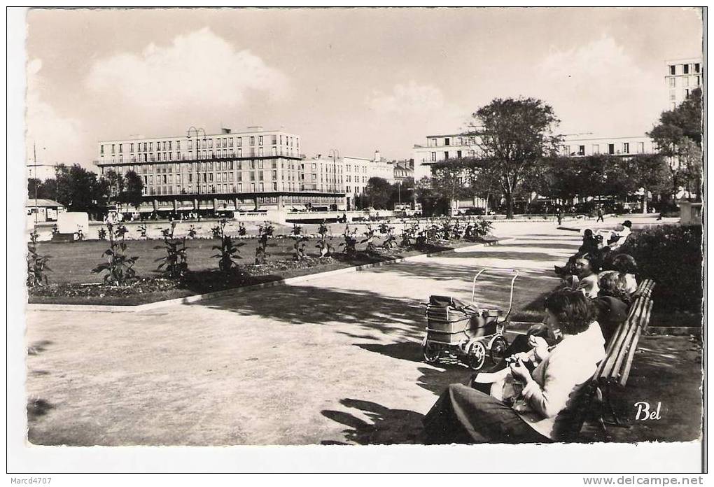 LE HAVRE 76 Place Hotel De Ville Et Jardin Et Nouveaux Immeubles Editions Bellevues  Carte Dentelée Véritable Photo - Square Saint-Roch