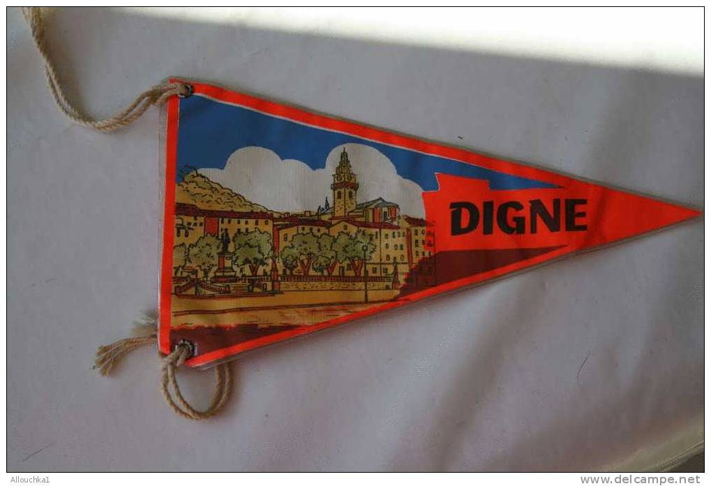 FANION-BLASON-ECUSSON-PLASTIC -FORME TRIANGULAIRE-ATTACHES-CORDELETTE:SOUVENIR P/AUTOMOBILE-BATEAU:DIGNE-04-ALPES HAUTE - Recordatorios