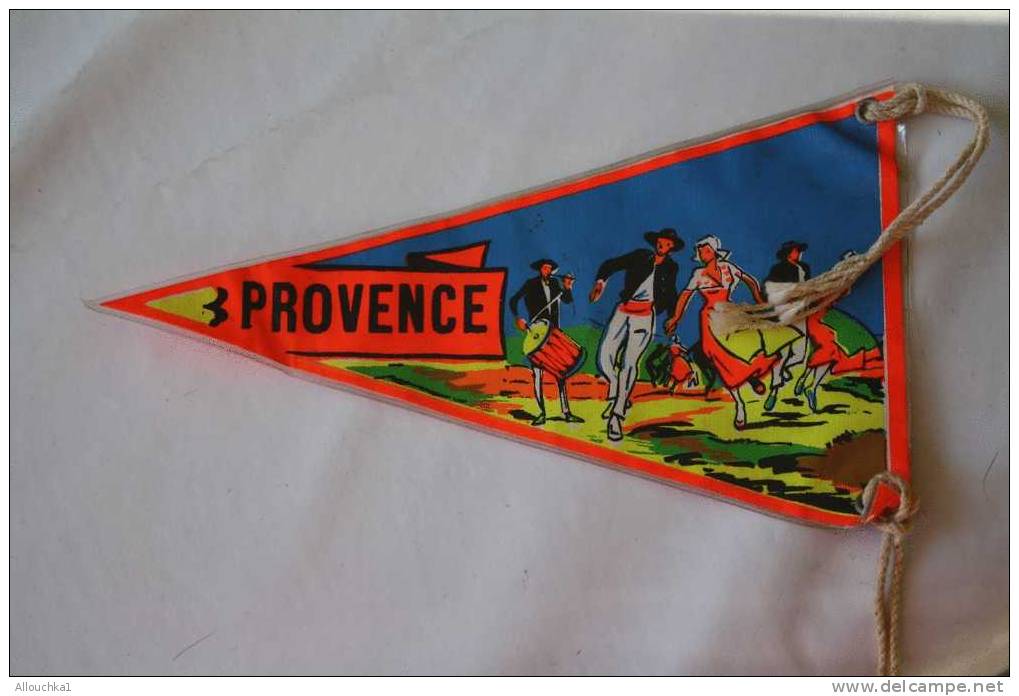 FANION-BLASON-ECUSSON-PLASTIC -FORME TRIANGULAIRE-ATTACHES-CORDELETTE:SOUVENIR P/AUTOMOBILE-BATEAU:DIGNE-04-ALPES HAUTE - Souvenirs