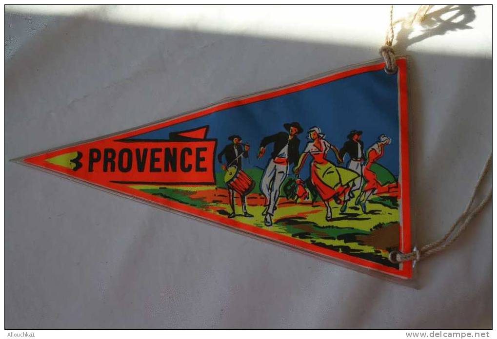 FANION-BLASON-ECUSSON-PLASTIC -FORME TRIANGULAIRE-ATTACHES-CORDELETTE:SOUVENIR P/AUTOMOBILE-BATEAU:DIGNE-04-ALPES HAUTE - Souvenirs