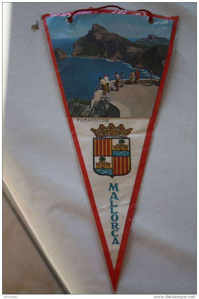 FANION-BLASON-ECUSSON-TISSU-FORME TRIANGULAIRE-ATTACHES-CORDELETTE:SOUVENIR P/AUTOMOBILE-BATEAU:ISLA DE MALLORCA-ESPANA- - Recordatorios