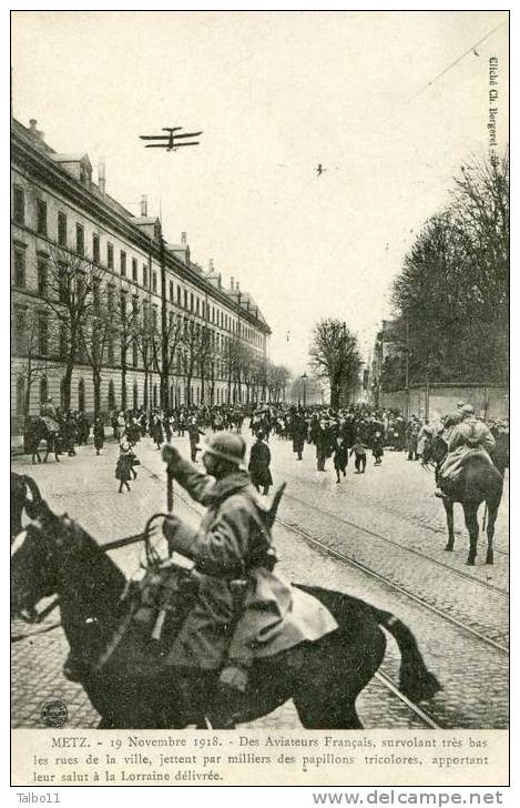 METZ 19 Novembre 1918 Des Aviateurs Francais Survolant Trés Bas Les Rues De La Ville Jettent Des Papillons Tricolores - Metz