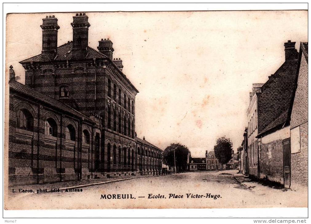 CPA MOREUIL.  ECOLES.PLACE VICTOR HUGO. BON ETAT. - Moreuil