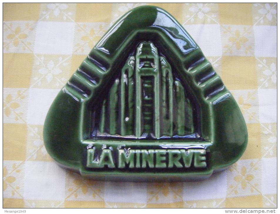 Cendrier En Faience  'la Minerve'          -- - Autres & Non Classés