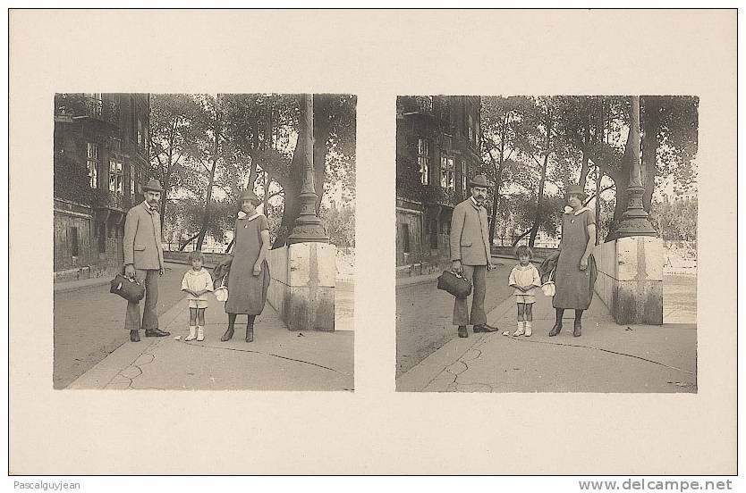 CPA STEREO FAMILLE DANS L'ILE SAINT LOUIS - ANNÉES 20 - Stereoscope Cards