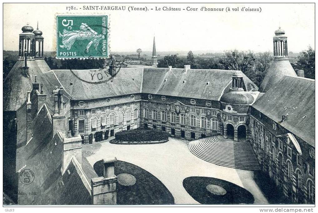 Lot 2 CPA - Saint Fargeau (89) - Le Moulin Blanc Et Son Bief + Le Château - Cour D'honneur (à Vol D'oiseau) - Saint Fargeau