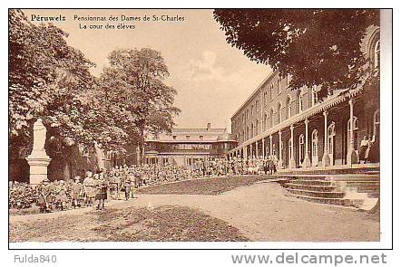 CPA.     PERUWELZ.      Pensionnat Des Dames De St-Charles - La Cour Des Eleves.   (animée) - Péruwelz