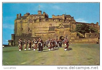 HIGHLAND PIPERS ON PARADE AT EDINBURGH CASTLE. - Midlothian/ Edinburgh