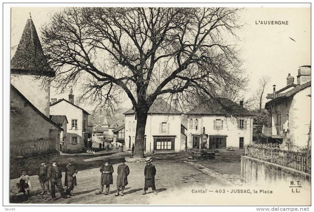 JUSSAC. - La Place . Café TERRISSE. - Jussac