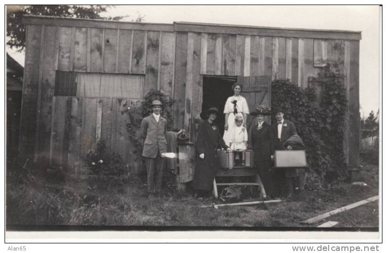 Seaside Oregon Real Photo Postcard, Travellers With Suitcases In Front Of Cabin - Andere & Zonder Classificatie