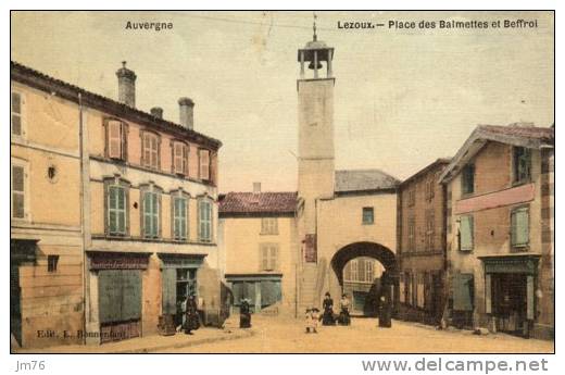 LEZOUX Place Des Balmettes Et Beffroi. (belle Animation) (carte Toilée) - Lezoux