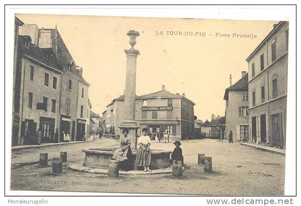 38 )) LA TOUR DU PIN, Place Prunelle, ANIMEE, Fontaine, Vialatte Photo - La Tour-du-Pin