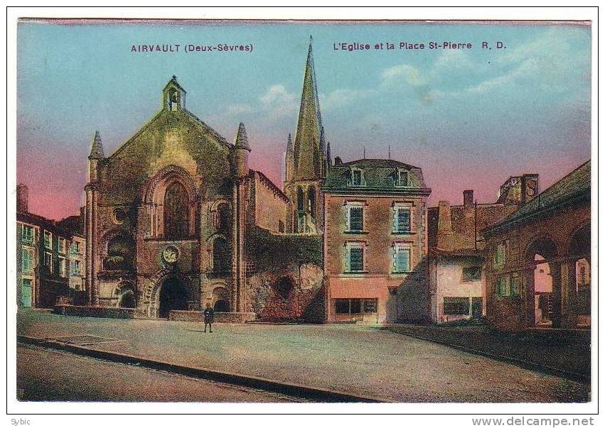 AIRVAULT - L'église Et La Place St Pierre - Airvault