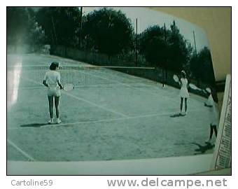 TENNIS LEZIONE ANIMATA SU CAMPO DEL PENSIONATO IRENA GIOCATORI CON RACCHETTA N 1960 BO15660 - Tennis