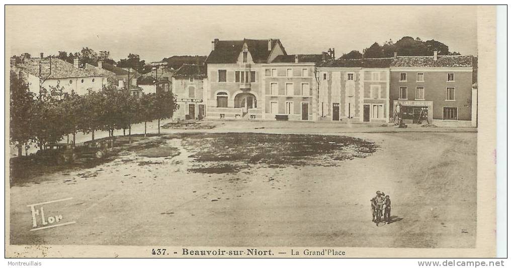 (79) BEAUVOIR SUR NIORT, La Grande Place, écrite, Sans Timbre - Beauvoir Sur Niort