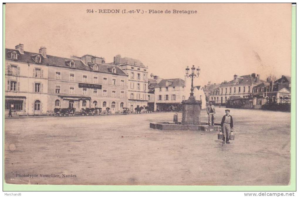 ILLE ET VILAINE.REDON.PLACE DE BRETAGNE Cp Coin Bas Gauche Moue Passable  ..HOMME PORTANT DES BIDONS DE LAITS - Redon