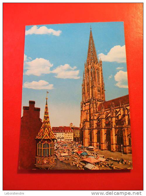 CPM-SUISSE-FREIBURG-FRIBOURG-CATHEDRALE ET ENCORBELLEMENT DU PALAIS MARCHAND AVEC LE MARCHE-CARTE EN BON ETAT - Fribourg