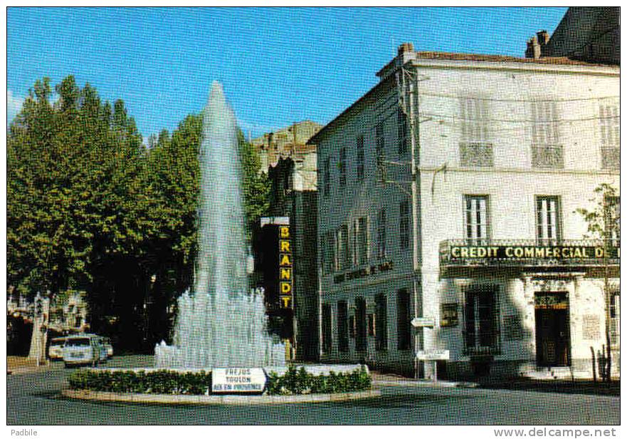 Carte Postale 83.  Draguignan  Crédit Commercial De France  Banque  Et Fontaine Bd Maréchal-Foch  Trés Bau Plan - Draguignan