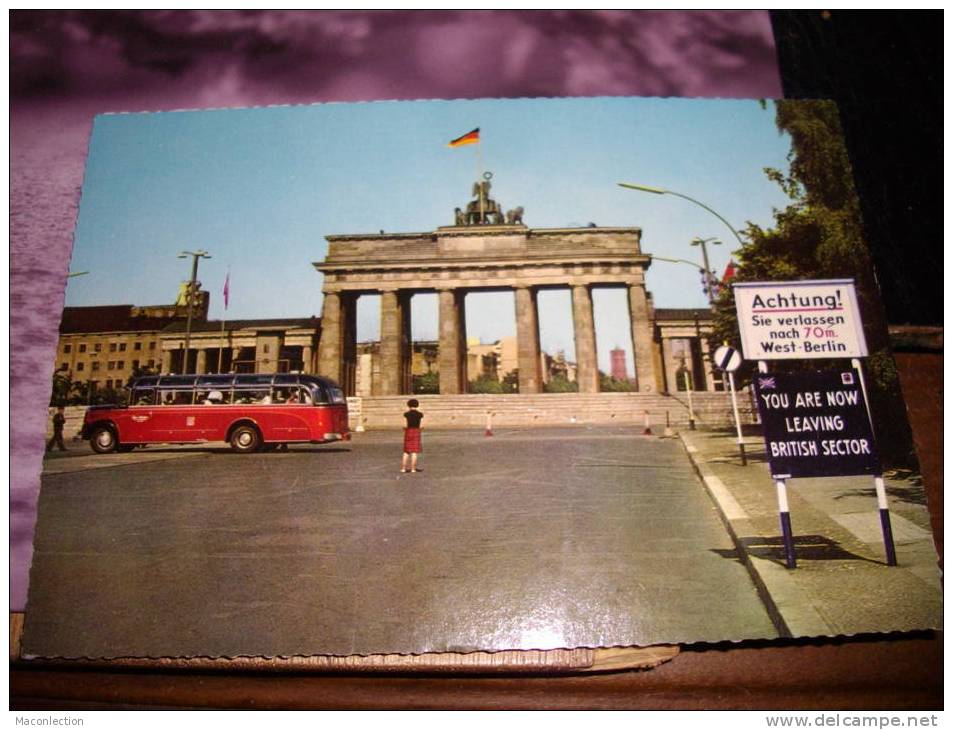 Berlin Autocar De Tourisme MERCEDES  Porte De Brandenburger - Brandenburger Door