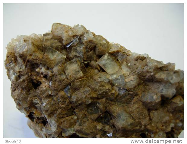CUBE DE FLUORINE INCOLORE A LEGER. BLEU SUR FLUO OXYDEE  8 X 6 Cm AUROUZE - Mineralien