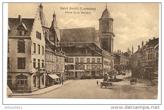 SAINT AVOLD ( Lorraine )   -   ** PLACE DE LA VICTOIRE **    -    Editeur : Série 202900  N° 1 - Saint-Avold