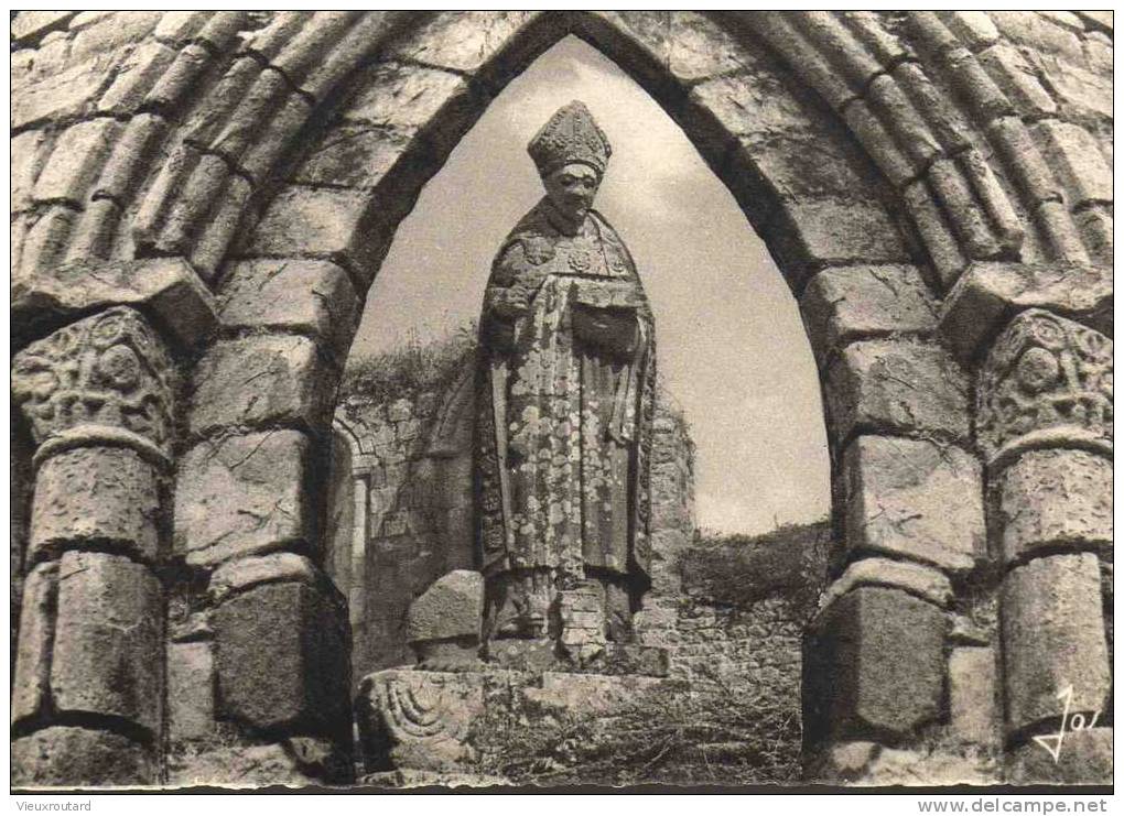 CPSM. ABBAYE DE LANDEVENNEC. CHAPITEAUX ROMANS DU XI EME. STATUE EN GRANIT DE SAINT GUENOLE. DENTELLEE. - Landévennec