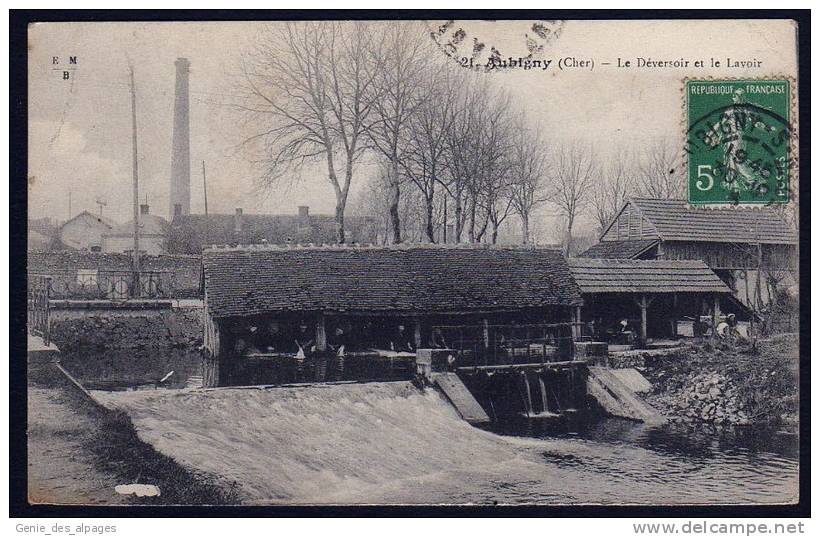 18 AUBIGNY Sur NERE, Déversoir Et Lavoir, Laveuses, Ed EMB 21, Voyagé, Plis Peu Marqués - Aubigny Sur Nere