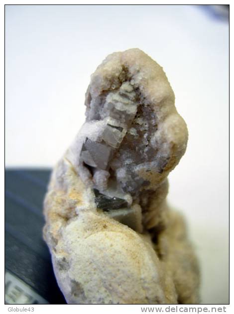 CUBE DE FLUORINE SUR QUARTZ  Taille Totale 6 X 5,5 Cm  JOSAT - Minerals