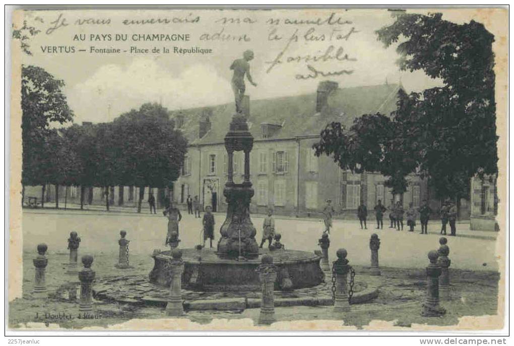 CP 51 - Vertus  Fontaine Place De La République - Vertus