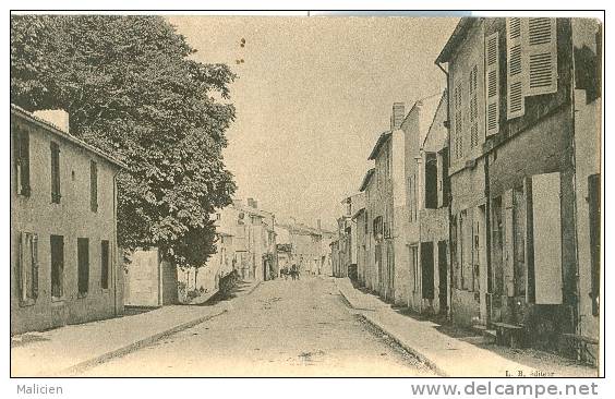 DEUX SEVRES -ref 7923- Mauze - Rue Nationale Et Statue De Rene Caillé- - Mauze Sur Le Mignon