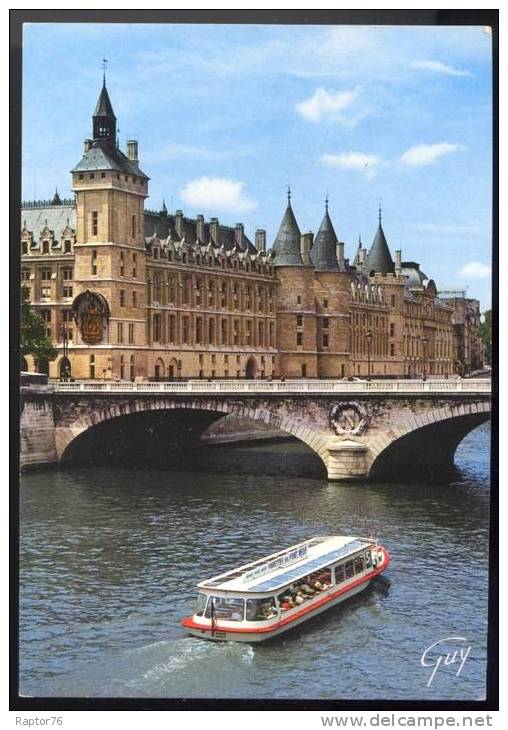 CPM  PARIS  La Seine Au Pont De Change Et La Conciergerie Bateaux Mouche - De Seine En Haar Oevers