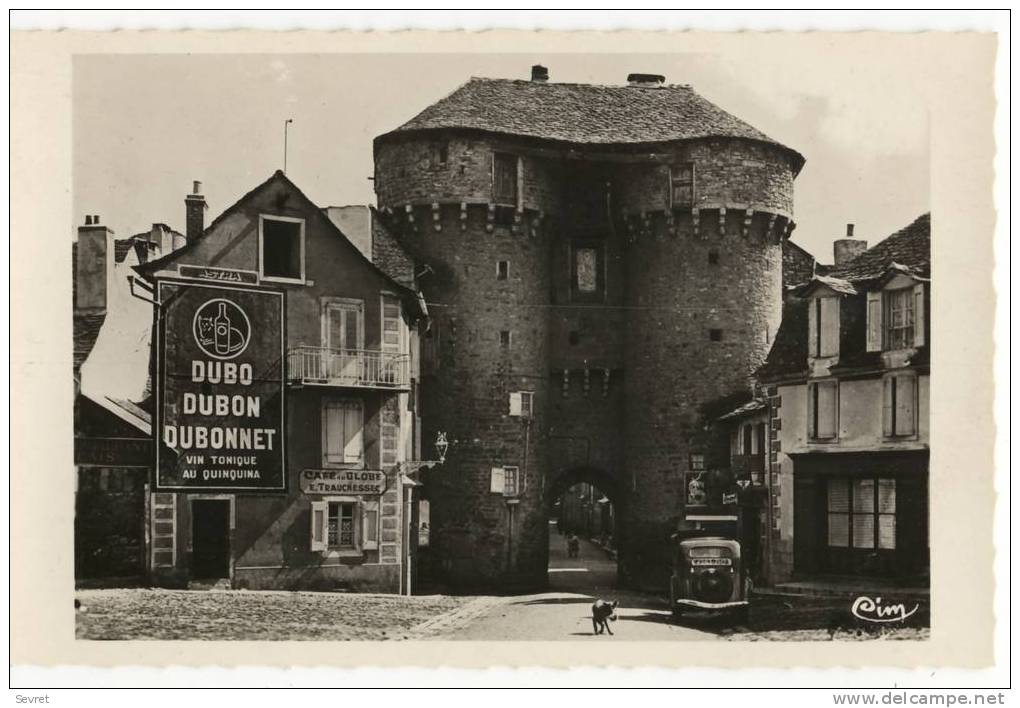 MARJEVOLS.-  Porte De Soubeyran. Publicité DUBONNET  Et Café DU GLOBE 1er Plan  . CPSM 9 X 14. - Marvejols