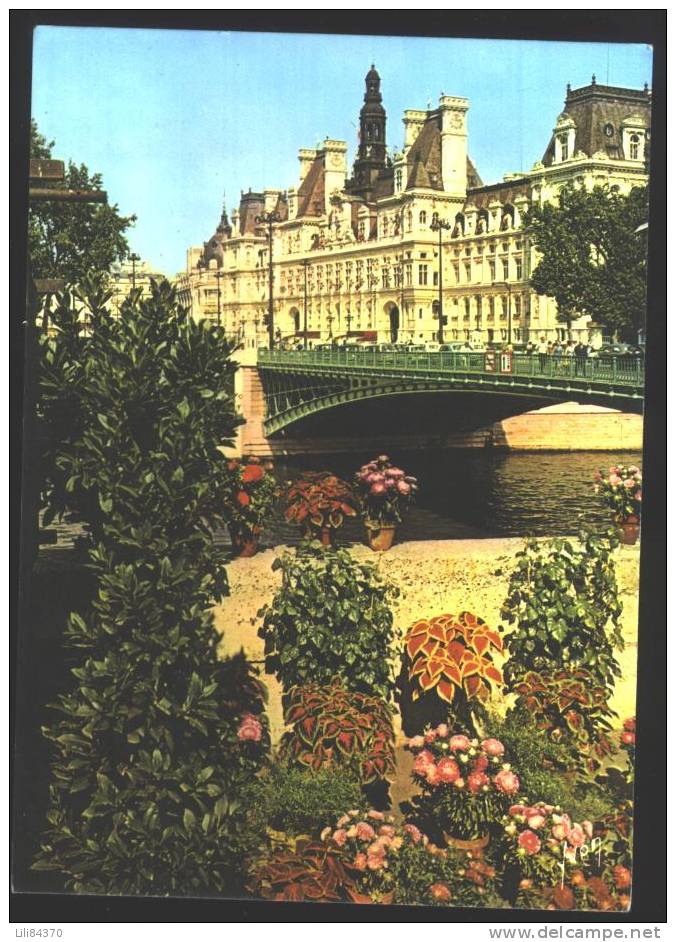 PARIS  L'Hotel De Ville Et Le Marché Aux Fleurs       75 - La Seine Et Ses Bords