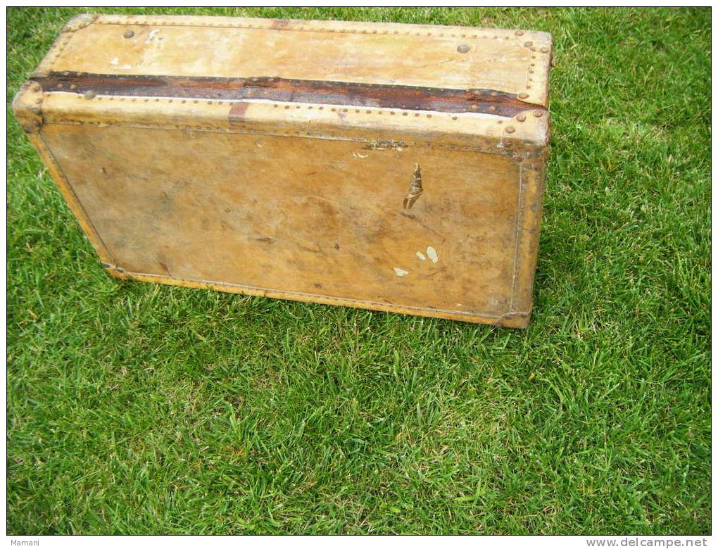 valise en bois et peau -gainée parchemin---modele depose-long 70cm largeur 40cm hauteur 20 cm poids 5kg environ