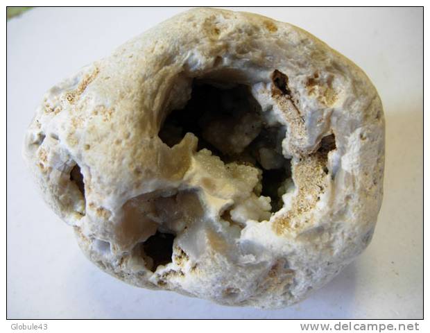 GEODE DE CALCEDOINE BRUN JAUNE ET BLEUE  9 X 8 Cm NORMANDIE LE HAVRE - Minerales