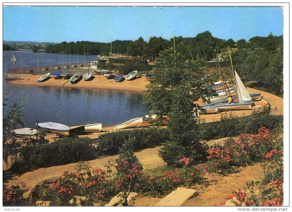 CPM  ......CHOLET      LE LAC DE RIBOU   BATEAUX DEVANT LA BASE NAUTIQUE - Cholet