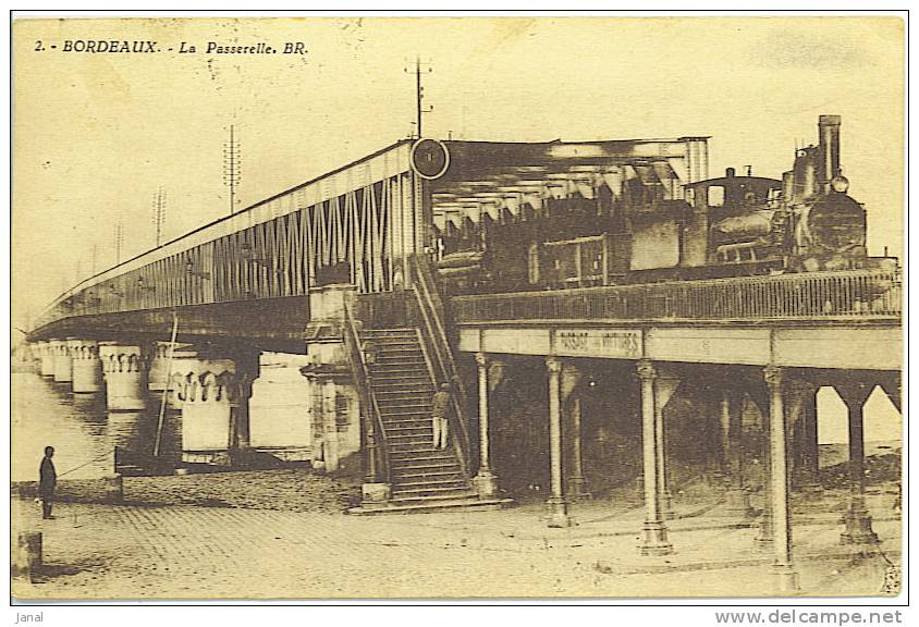 - BORDEAUX - LA PASSERELLE AVEC PASSAGE D'UN TRAIN - - Bordeaux