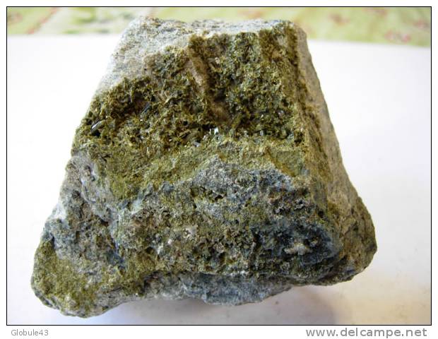 EPIDOTE SUR GANGUE  8 X 8 CM  OISANS - Minéraux