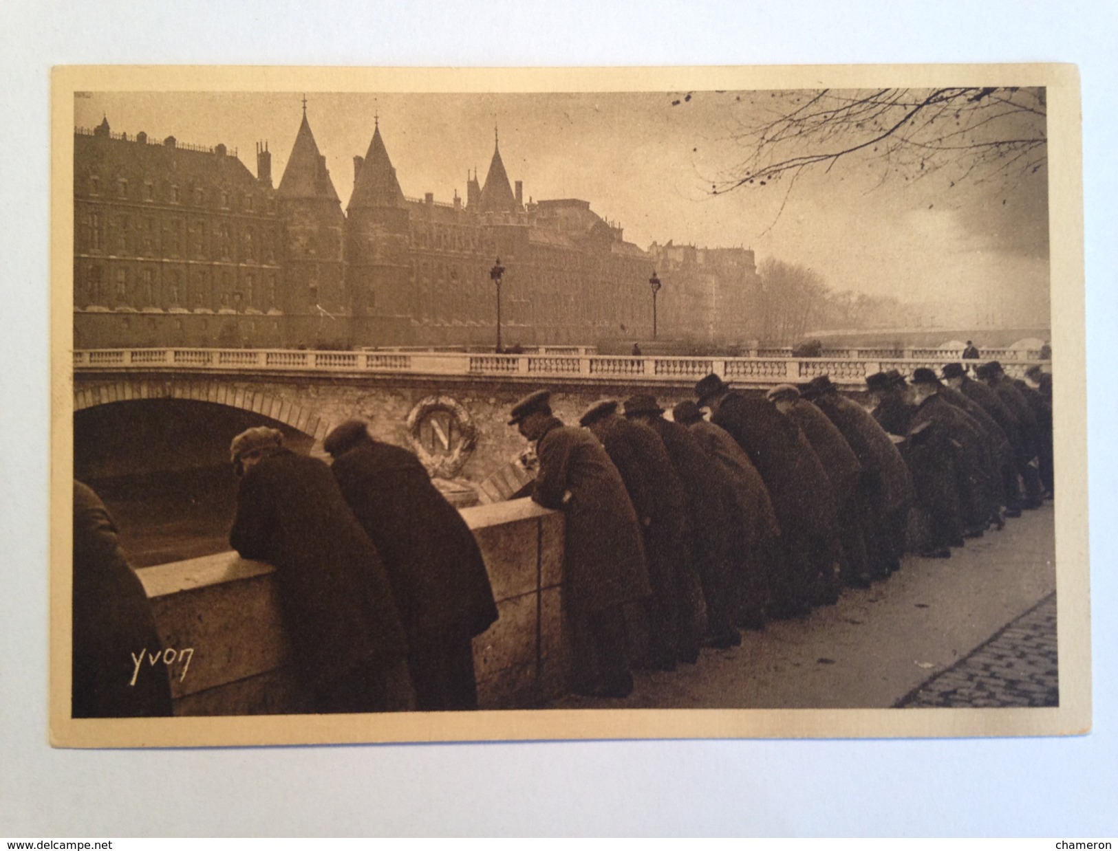 Paris En Flanant. Série 173. "Il Se Passe Quelque Chose" - La Seine Et Ses Bords