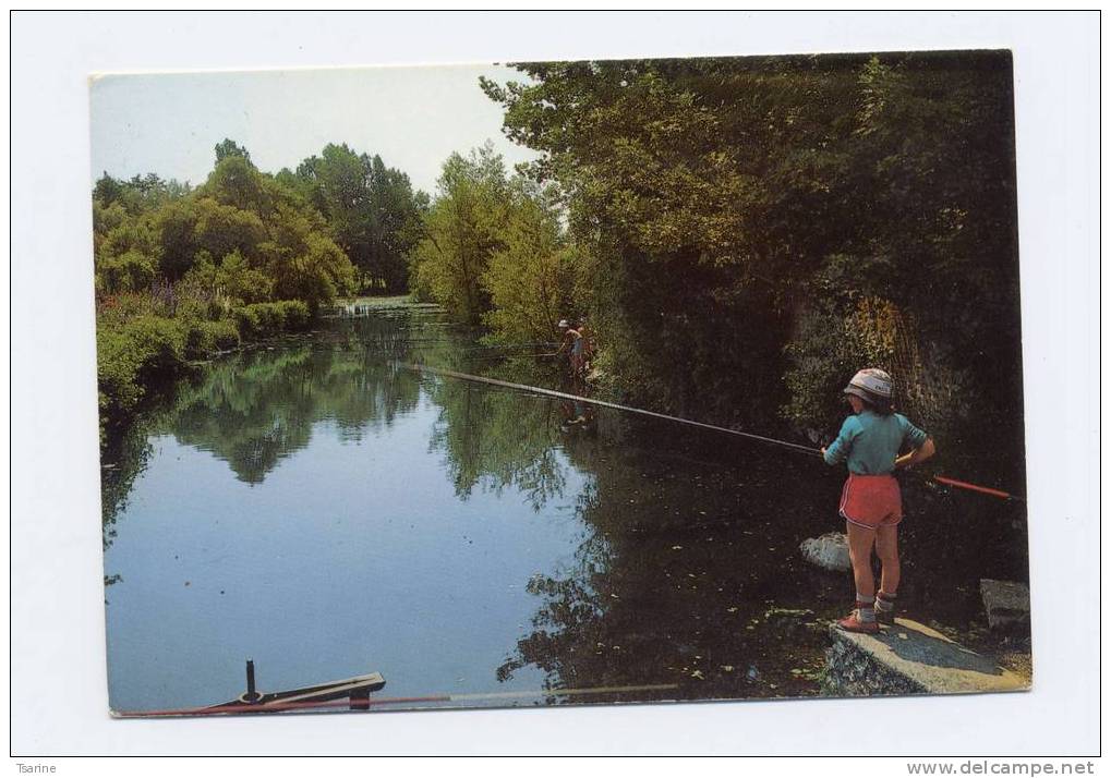 27 - Fillette à La Pêche Sur L'Iton à Breteuil Sur Iton - Breteuil