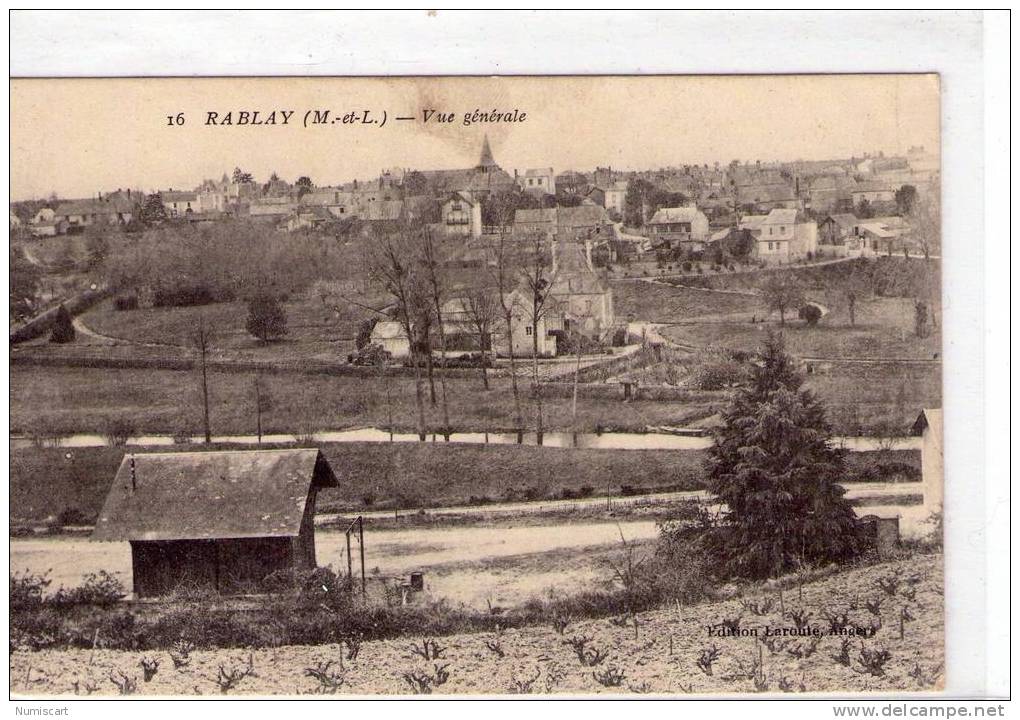 RABLAY-SUR-LAYON  BELLE VUE DU VILLAGE PIEDS DE VIGNE SUR LE COTEAU AU PREMIER PLAN - Andere & Zonder Classificatie