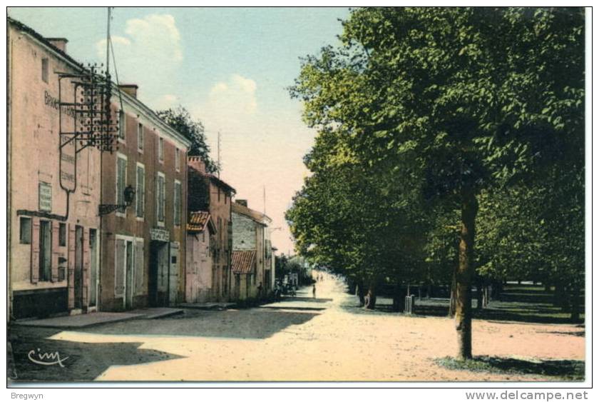 79 - CPA Brioux-sur-Boutonne - Le Champ De Foire Et La Poste - Brioux Sur Boutonne