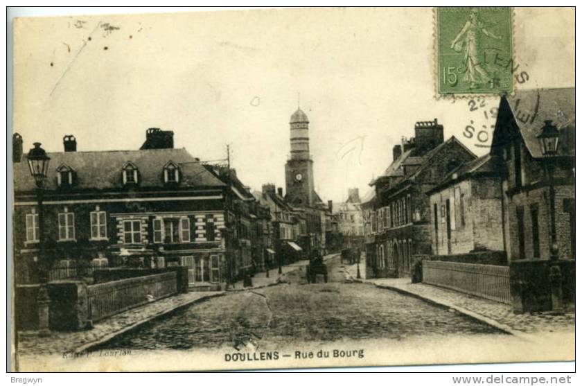 80 - CPA Doullens - Rue Du Bourg - Doullens